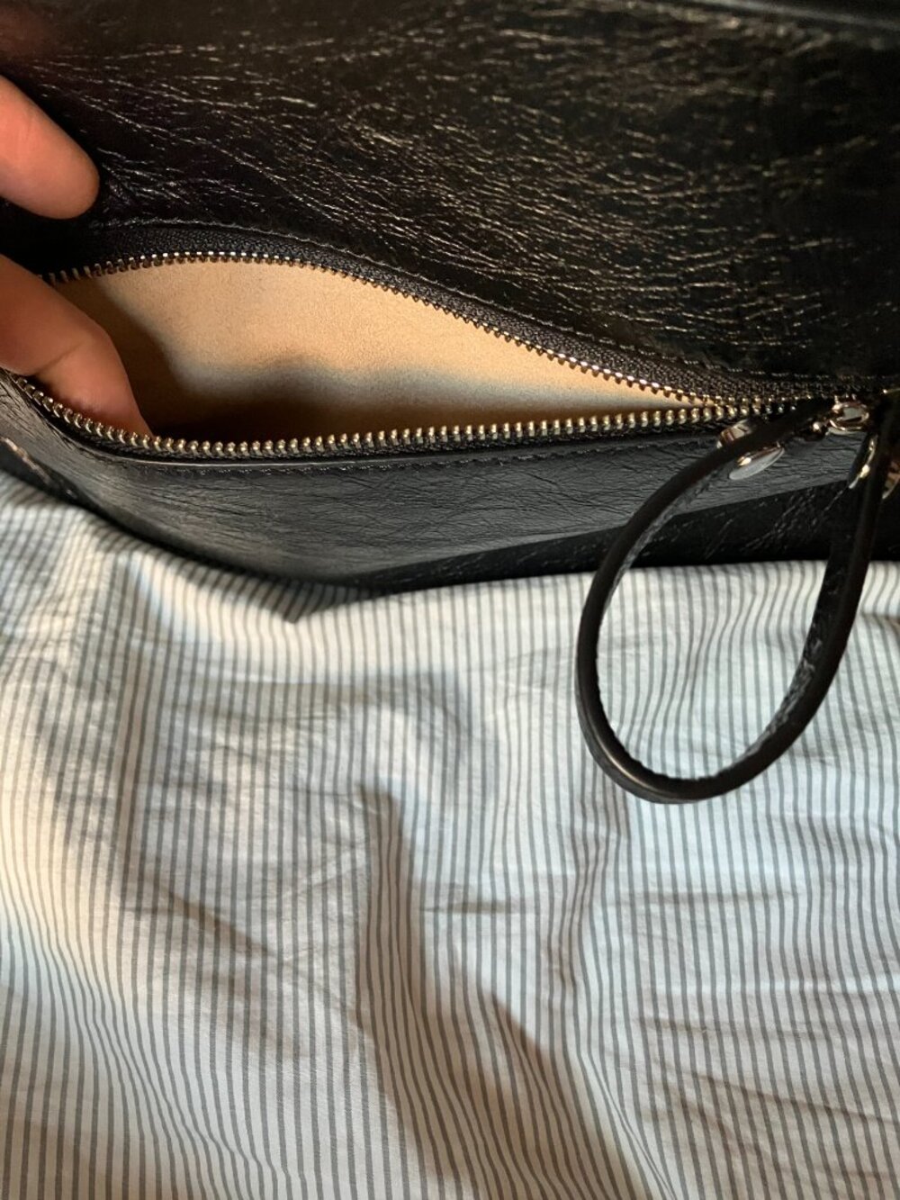 Tory Burch Larger Mercer Distressed Leather - Picture 6 of 13